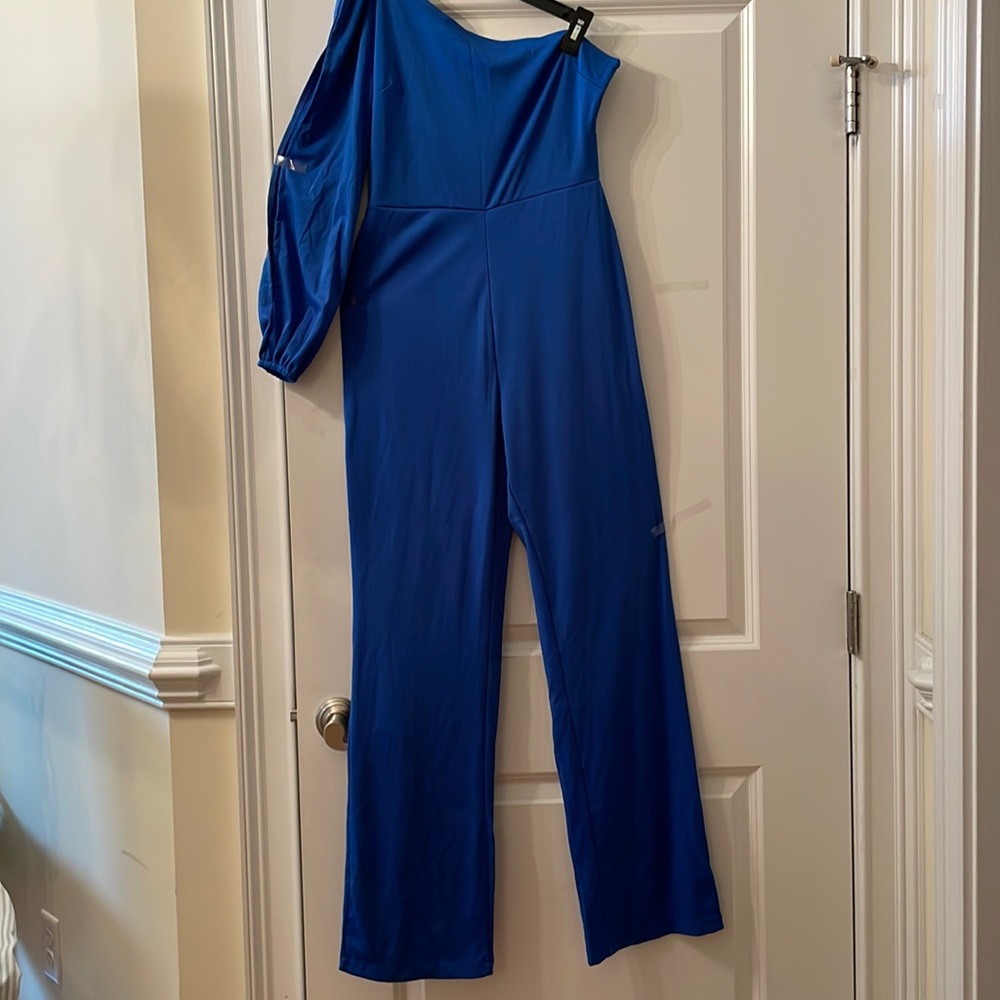 ONE-SHOULDER SPLIT SLEEVE JUMPSUIT